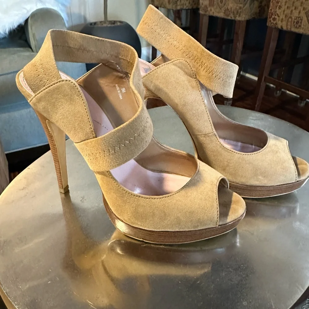 Tan/Beige heels- unknown brand - Picture 1 of 5
